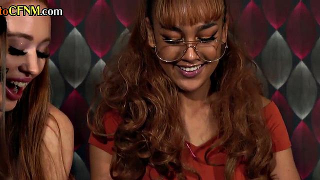 европейки в униформе и очках сосут член на групповой массажной тусовке