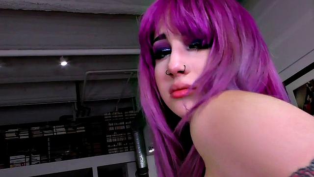 Дикая тёлка с тату и цветными волосами жадно сосёт и скачет на члене