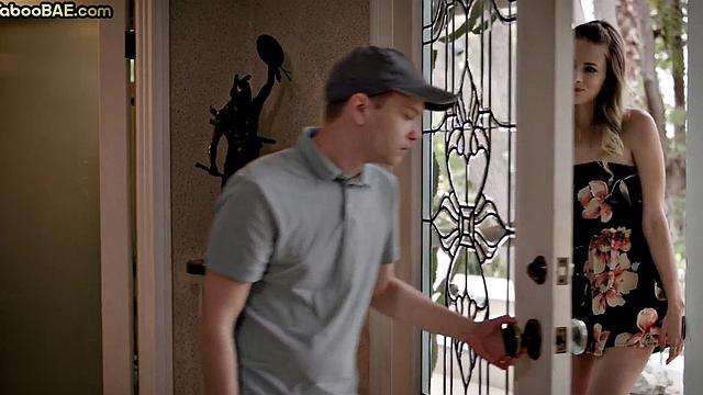 стройная малышка жадно трахается раком со своим парнем