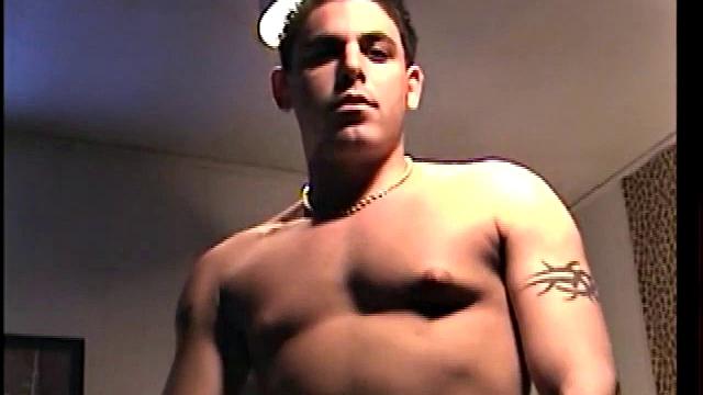 Этан дрочит крепко и густо кончает на камеру