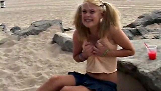 Little Summer дрочит свою киску на пляже