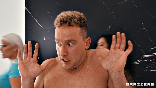 масажистка с перчиком дрочит мужу за спиной у жены и балуется игрушкой