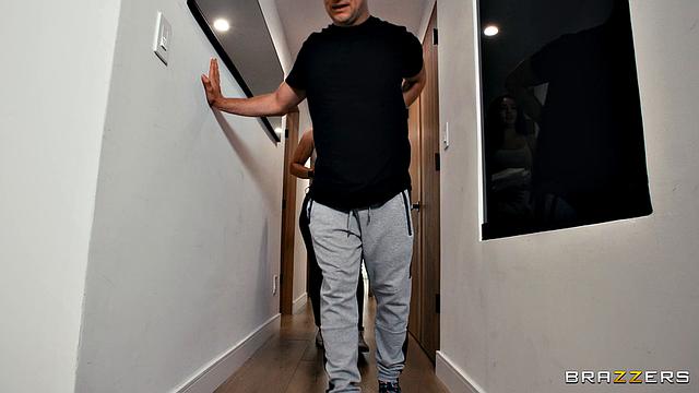 масажистка с перчиком дрочит мужу за спиной у жены и балуется игрушкой