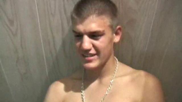 Лэнс дрочит перед камерой и впервые пробует свою сперму