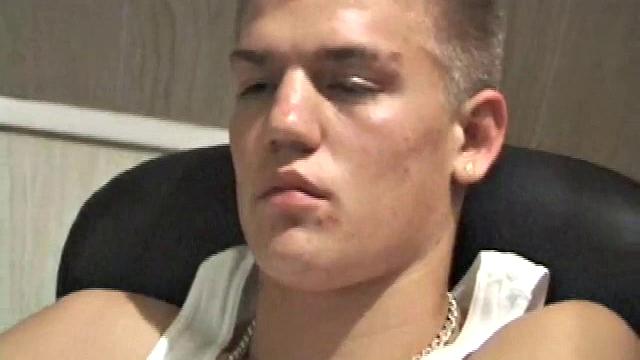 Лэнс дрочит перед камерой и впервые пробует свою сперму