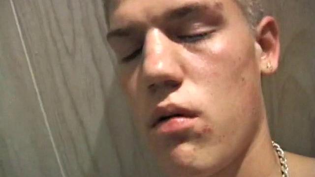 Лэнс дрочит перед камерой и впервые пробует свою сперму