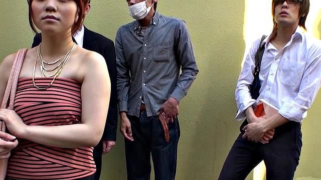 Мари Мотойяма жарко отсасывает член прямо в переполненном вагоне