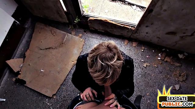 татуированная немка трахает секс-знакомого прямо на улице, мимо идут пенсионеры