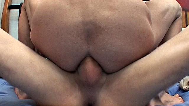 Мигель и Маурисио жарко трахаются без резинки, большие члены в деле, чисто гей секс для ценителей латиновцев.