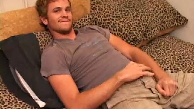 Зах Питерс дрочит где угодно: в поезде, в машине и даже рядом с попутчиками