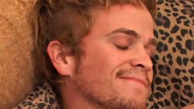 Зах Питерс дрочит где угодно: в поезде, в машине и даже рядом с попутчиками