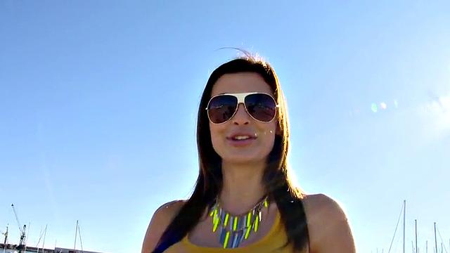 страстная милфа не удержалась и дала на пляже