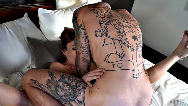 Татуированная ts milf жестко трахается с парнем после операции, в его новой пизде