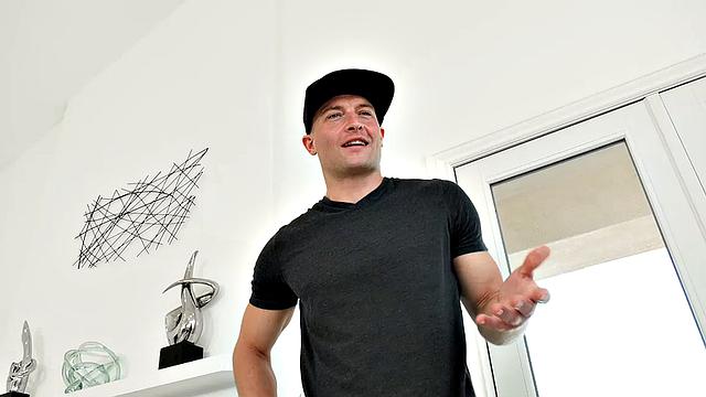 Ленна Люкс застукана сводным братом за страстной мастурбацией