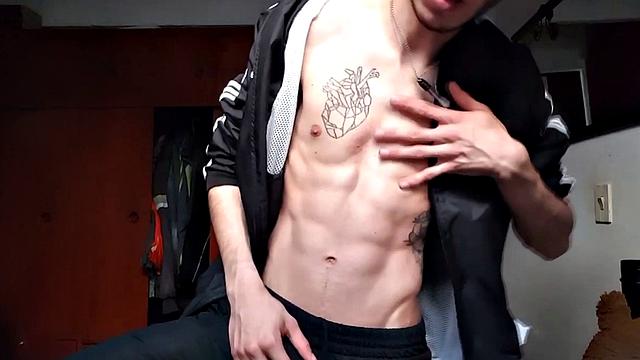 стройный латинский парень дрочит стоя в боксёрах и расстёгнутой рубашке