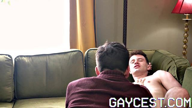 Два зрелых мужика забили на шахматы и взялись за член