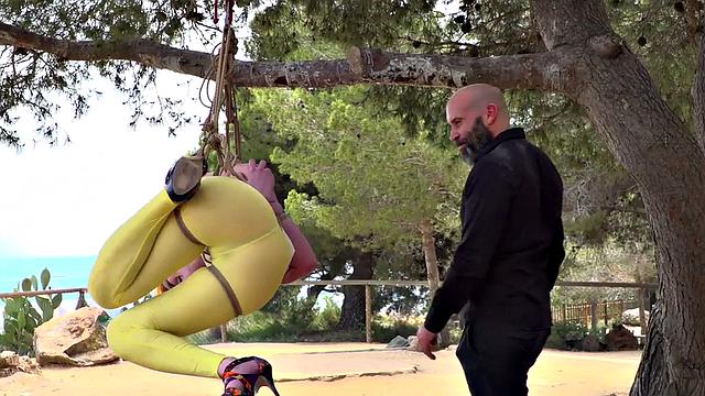 жесткая порка и подвешивание на публике от беспощадной госпожи