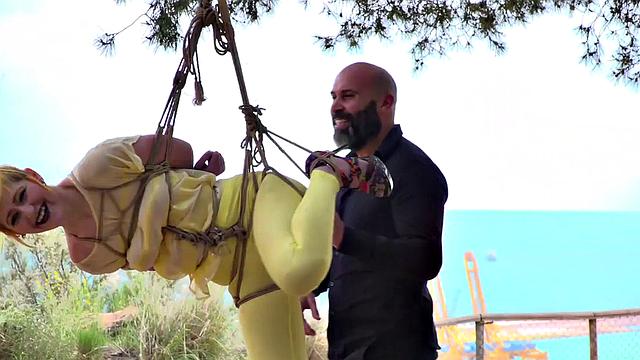 жесткая порка и подвешивание на публике от беспощадной госпожи