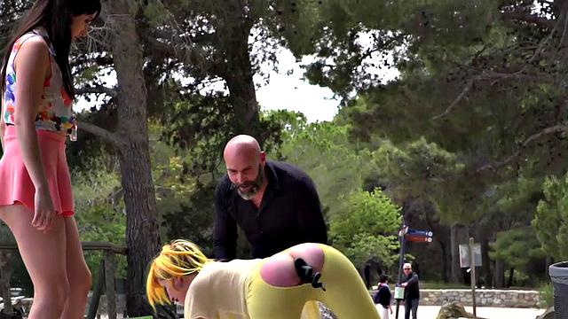 жесткая порка и подвешивание на публике от беспощадной госпожи