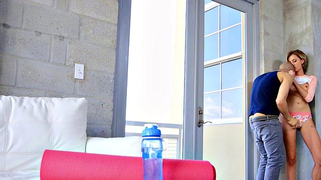 Tiny cockhungry babe 3way pounded after cock sucking