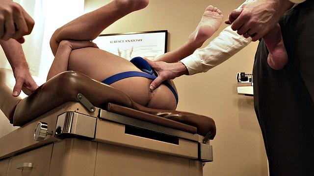 Худой твинг забыл трусы у врача - теперь у него не только диагноз