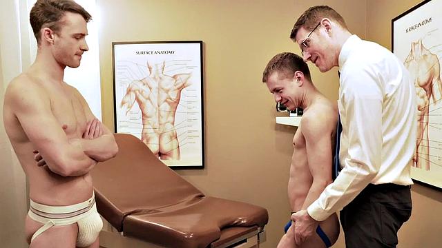 Худой твинг забыл трусы у врача - теперь у него не только диагноз