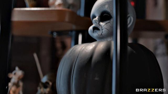 Сири Даль устраивает жаркий анальный праздник в честь Хэллоуина, получая всё, что хочет как королева вечеринки!