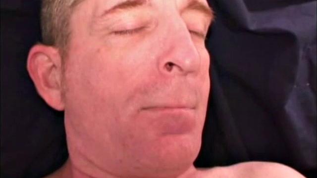 Фрэнк весь день работал, а теперь рукой балуется как чемпион