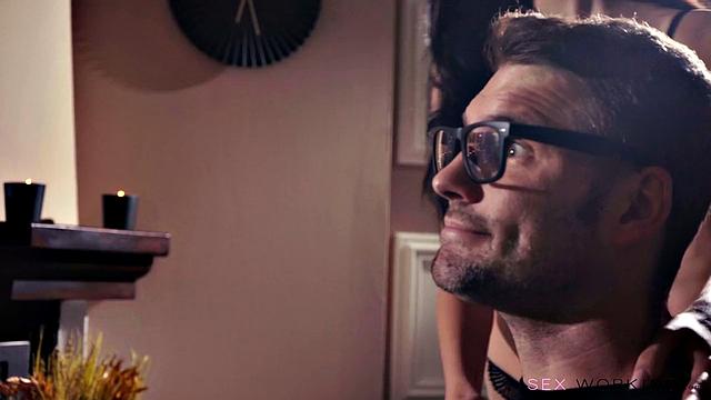 Томми впервые зовёт эскортницу и сразу натирает её до кремпая - отдых удался!