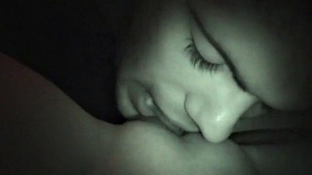 страстная брюнетка дрочит, ловит жёсткий фингеринг и кайфует от кунилингуса в машине