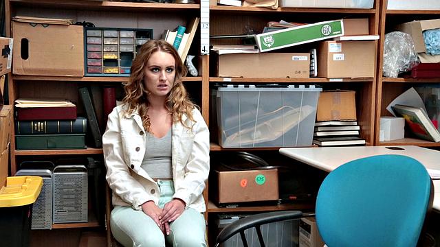 Прямо в офисе: упругая брюнетка отдается охраннику за проступок