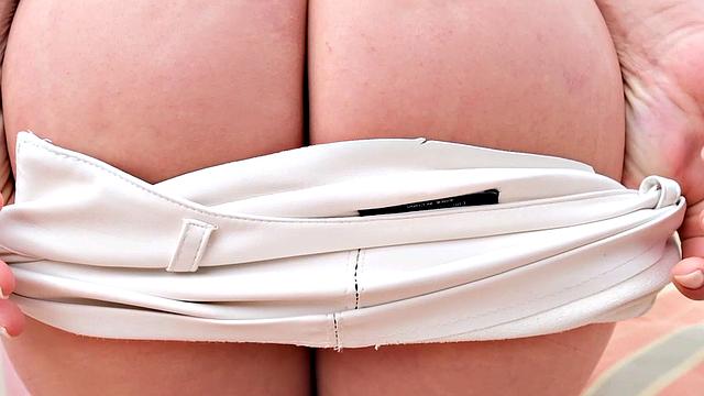 Анастасия Брокелин страстно дрочит на крыше