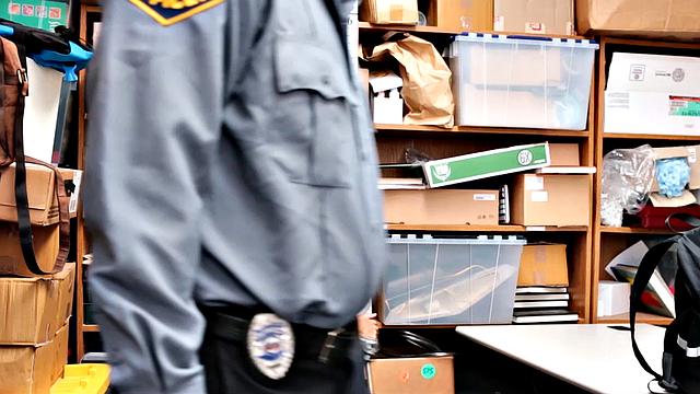 пойманный воришка спасается от тюрьмы - принимает член охранника