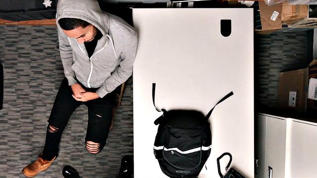 пойманный воришка спасается от тюрьмы - принимает член охранника