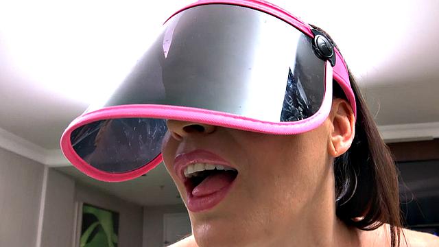 взрослая мамка сиськами скачет на bbc - улыбается даже после горла