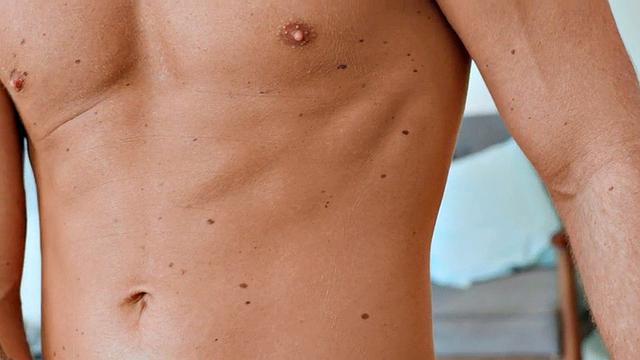 качок дрочит свой член наедине