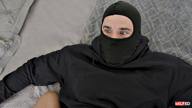 Лолли Деймс застала грабителя и дала ему свою зрелую киску в доме