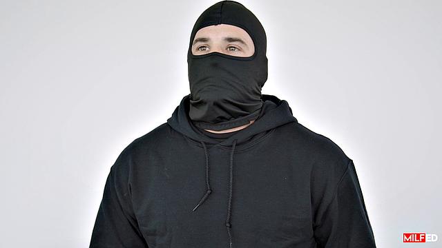 Robber Gets Milf Pussy