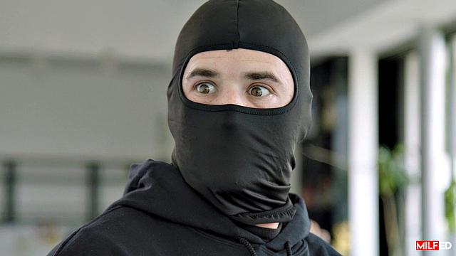 Robber Gets Milf Pussy