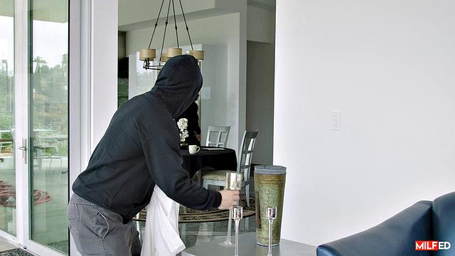 Robber Gets Milf Pussy