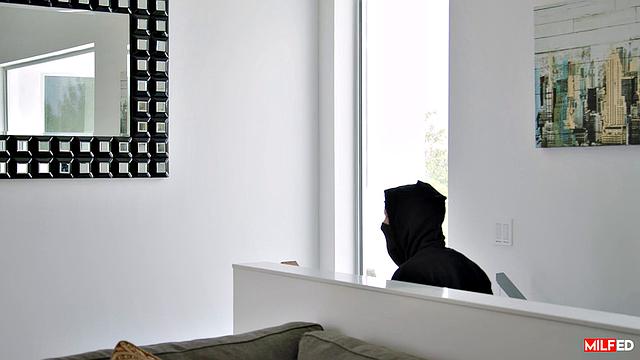 Robber Gets Milf Pussy