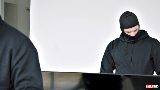 Robber Gets Milf Pussy