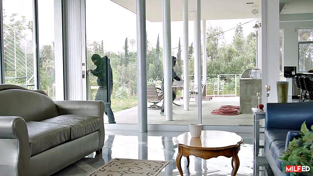 Robber Gets Milf Pussy