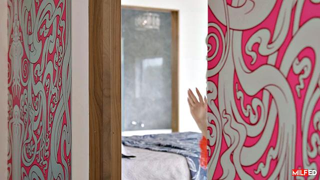 Лолли Деймс застала грабителя и дала ему свою зрелую киску в доме