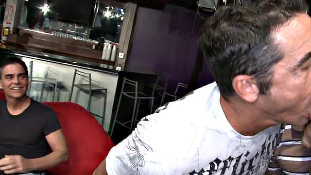 геи сосут члены на стрип-вечеринке