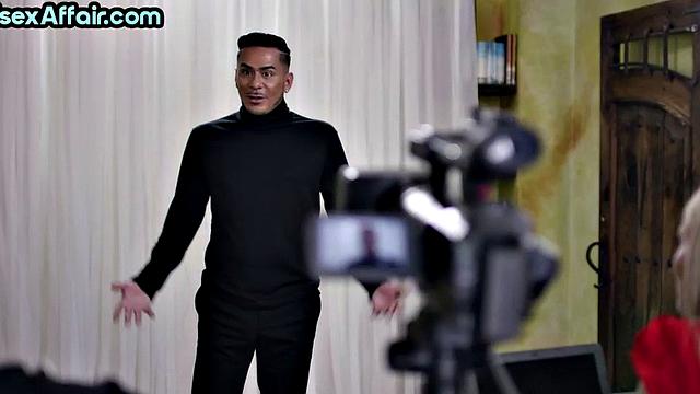 зрелая с большими сиськами сосёт и скачет в би тройке