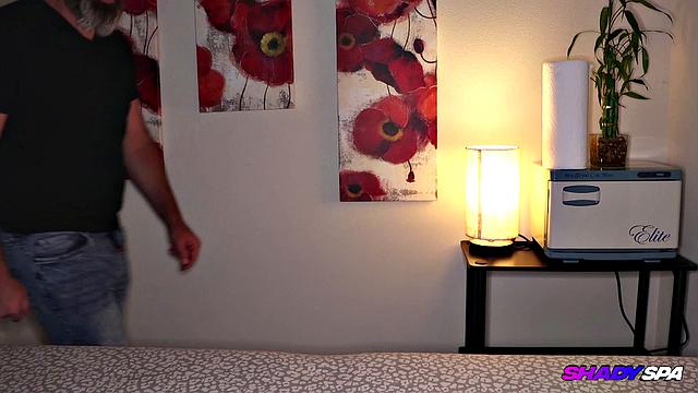 МакКензи приходит в тёмный салон, где кончает на массажном столе.