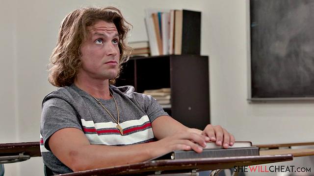 Джейми Мишель мстит парню, даёт ученику страстно на работе.