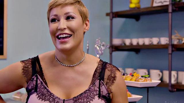 Опытная лесби разжигает похотливую подругу и срывает ей трусы