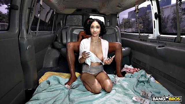 похотливая брюнетка получает жёстко в автобусе, сперма на лице